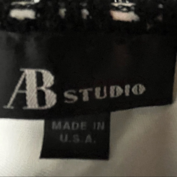 AB STUDIO BLACK CROCHET OVER WHITE SLEEVELESS TOP WITH TIE SIZE LARGE PREOWNED - Picture 3 of 8